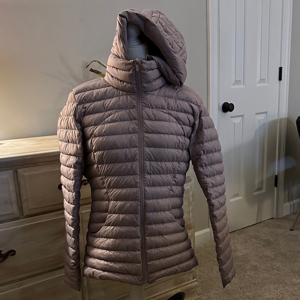 lululemon athletica Women's Puffer Jacket - Taupe